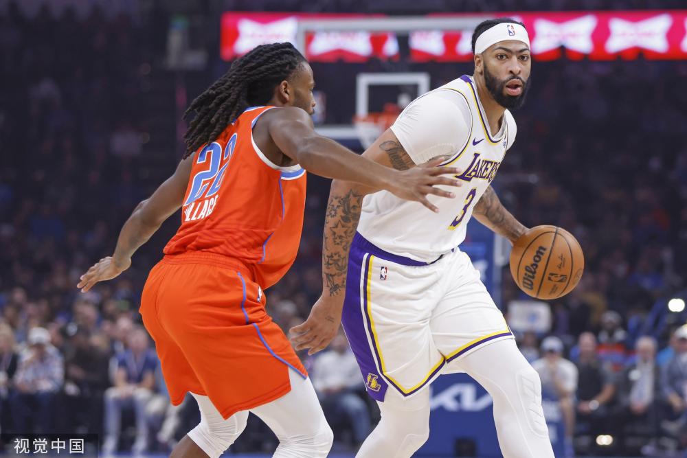 士在接受媒 士在接受媒