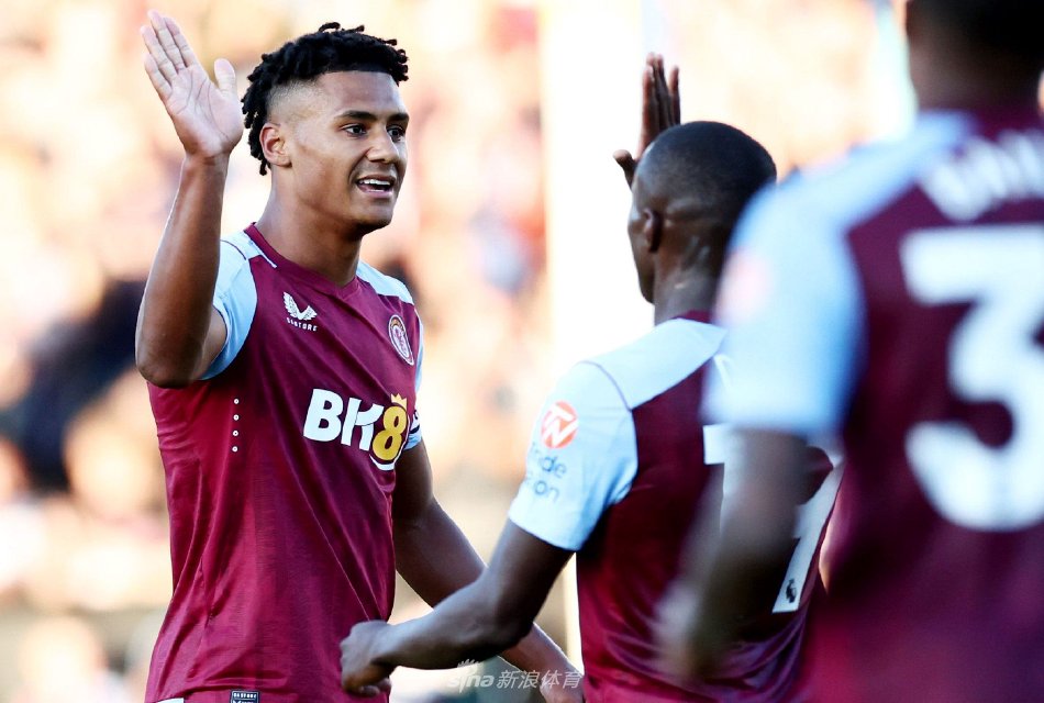 成鲜明对比 成鲜明对比