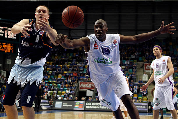 强的游泳方 强的游泳方